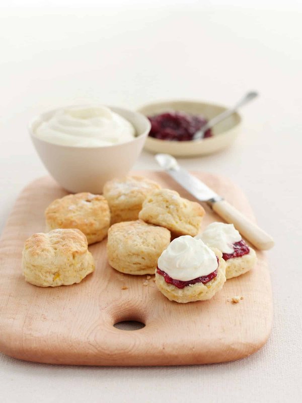 Quelle est la méthode pour des scones anglais parfaits avec de la crème et de la confiture ?